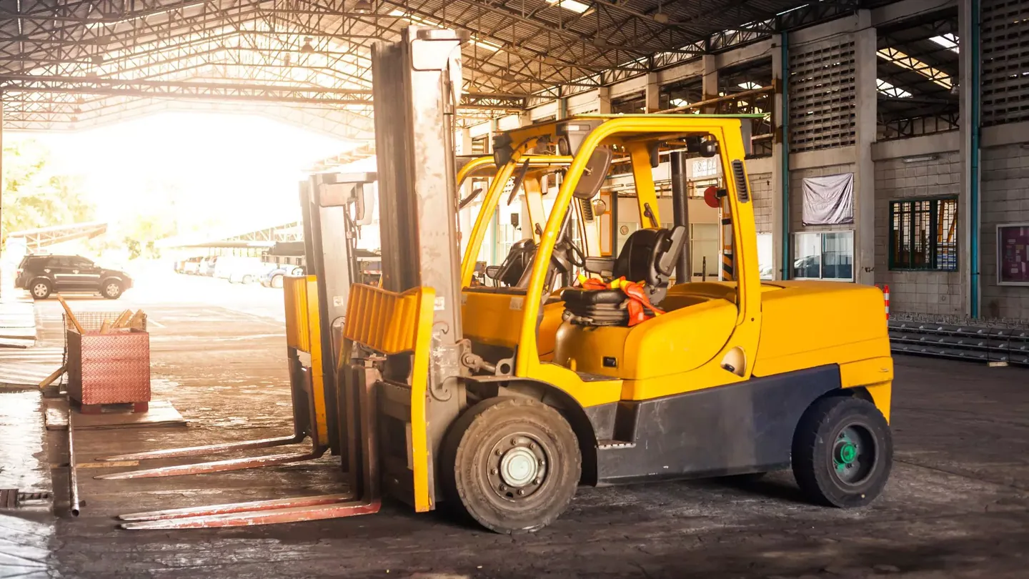 Stivuitor galben într-o hală industrială
