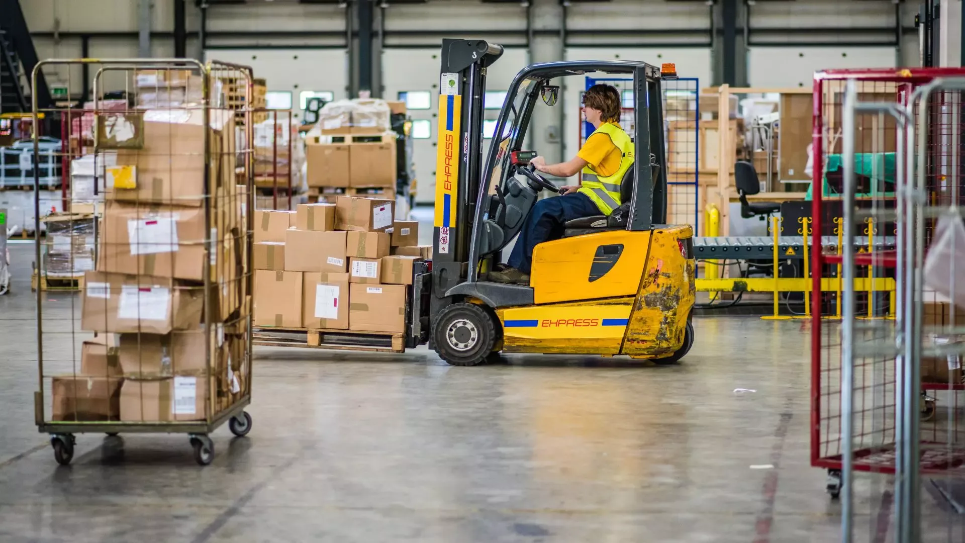 Spațiu de depozitare și activitate logistică.