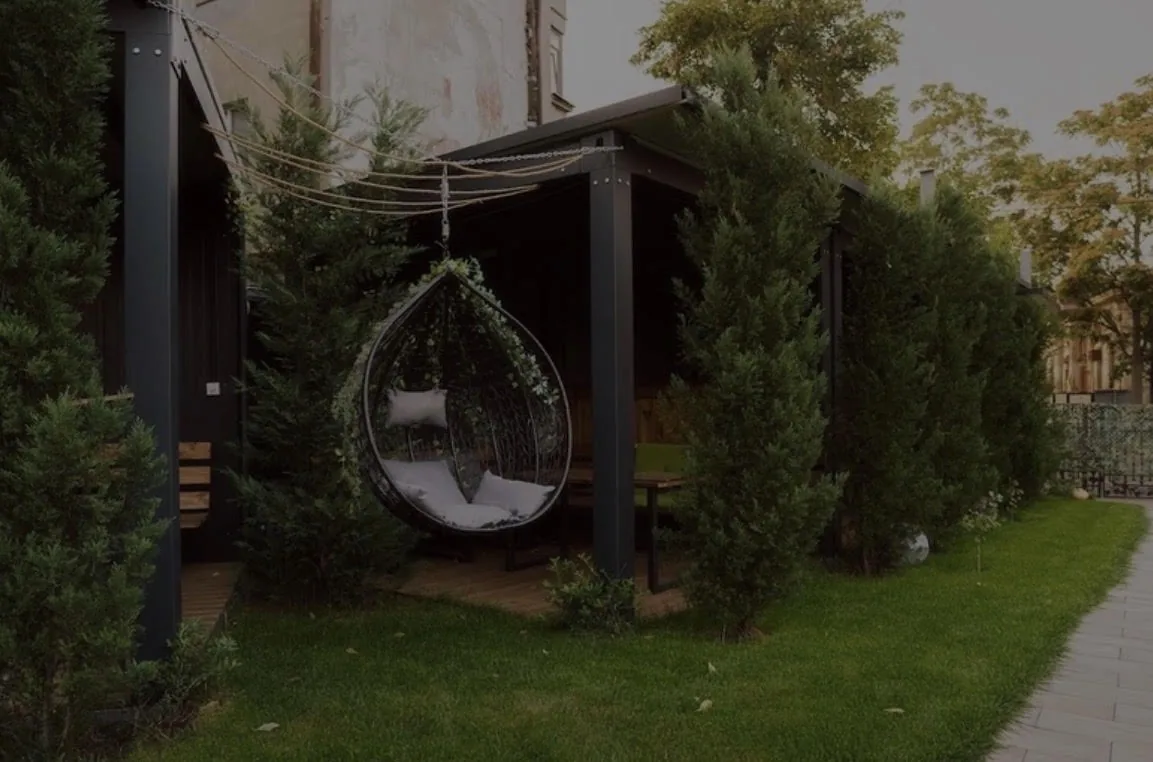 Balansoar între arborii Grădinii Pache