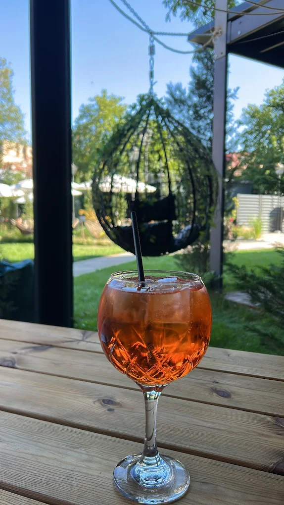 Cocktail portocaliu pe o masă din grădină