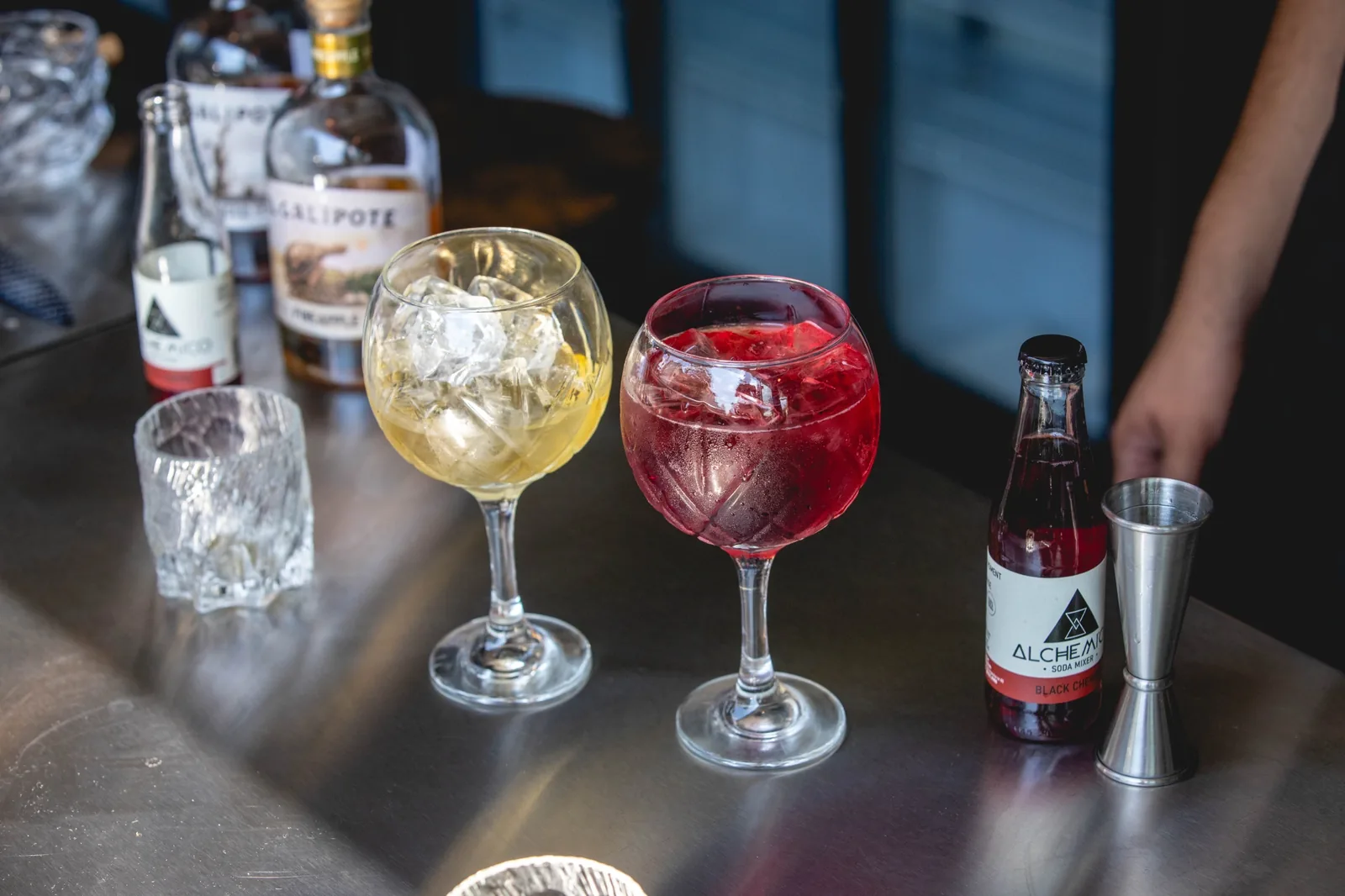 Cocktailuri pregătite la bar