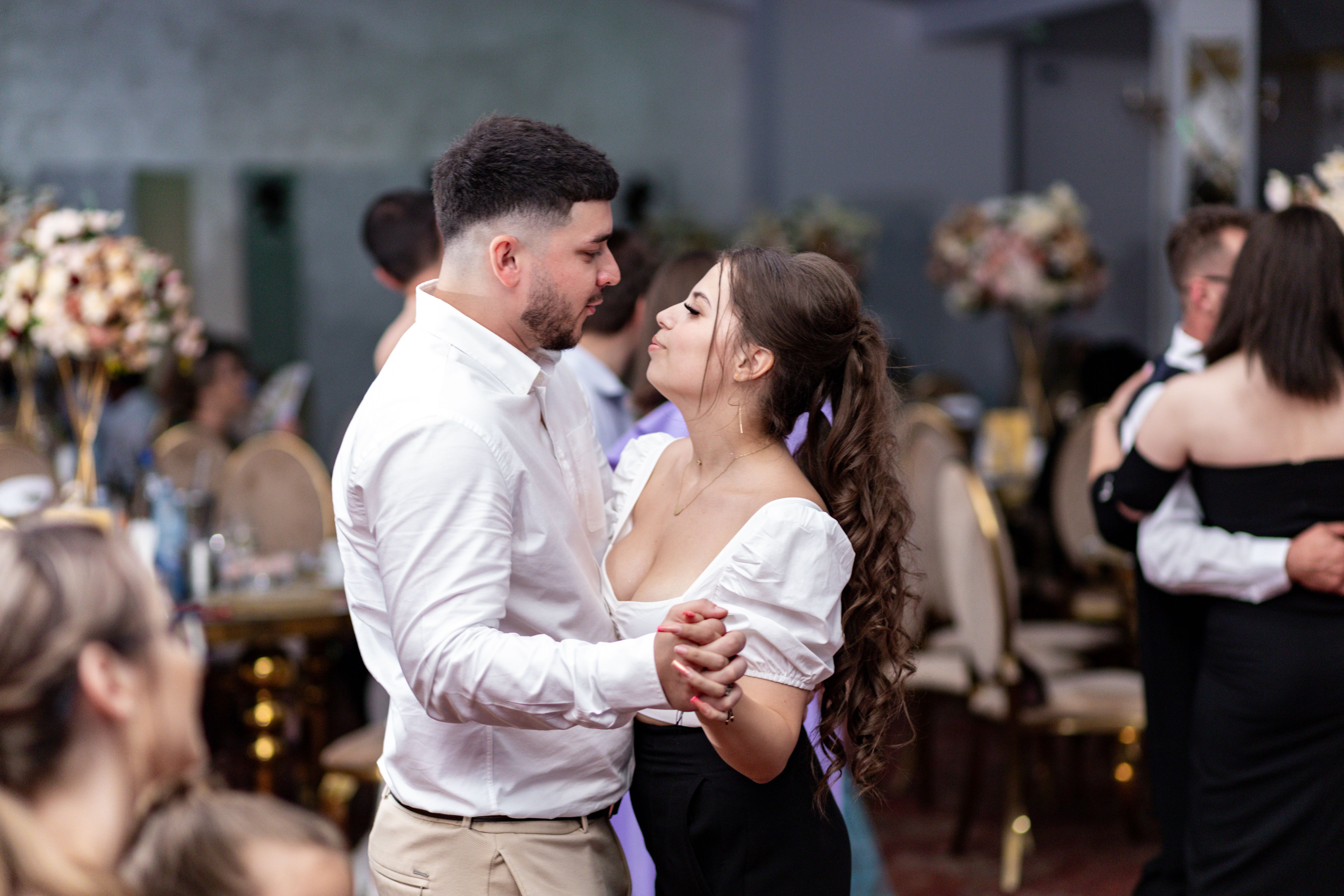 Cuplu dansand la un eveniment social